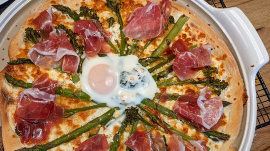 Weiße Pizza mit grünem Spargel
