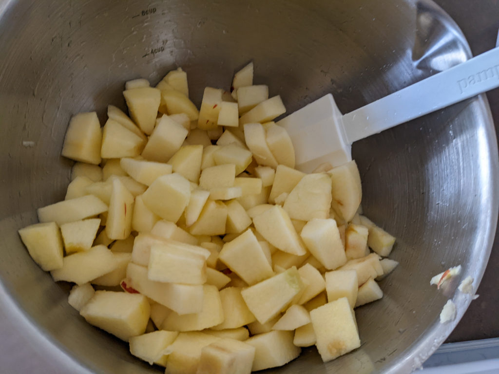 Äpfel mit Zitronensaft beträufeln