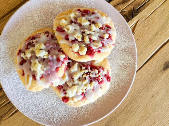 Streuseltaler mit Johannisbeeren